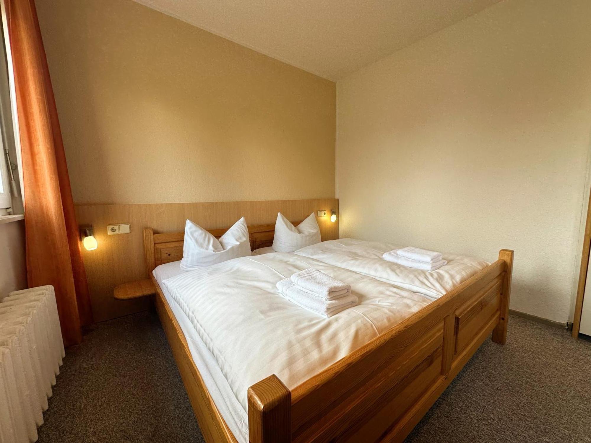 Hotel Am Laerchenberg I Fruehstueck, Wlan, Parkplatz Schirgiswalde-Kirschau エクステリア 写真